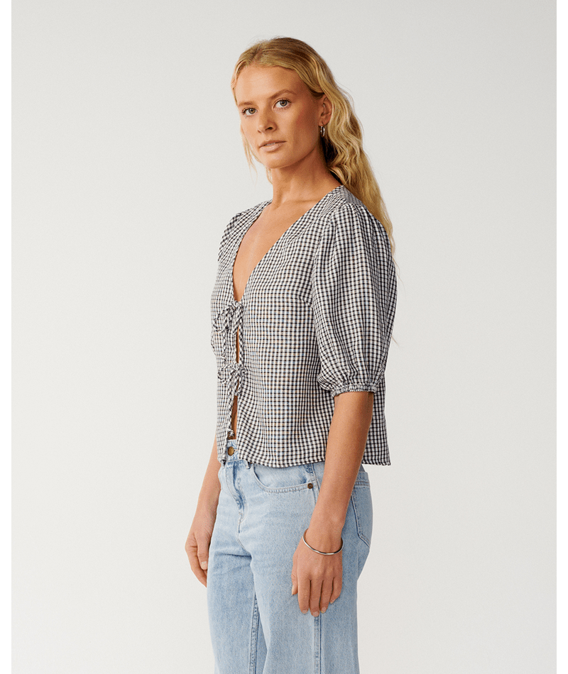 Rip Curl Vibe Surf Tie Front Top in BLACK/OFF WHITE