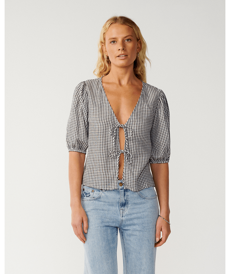 Rip Curl Vibe Surf Tie Front Top in BLACK/OFF WHITE