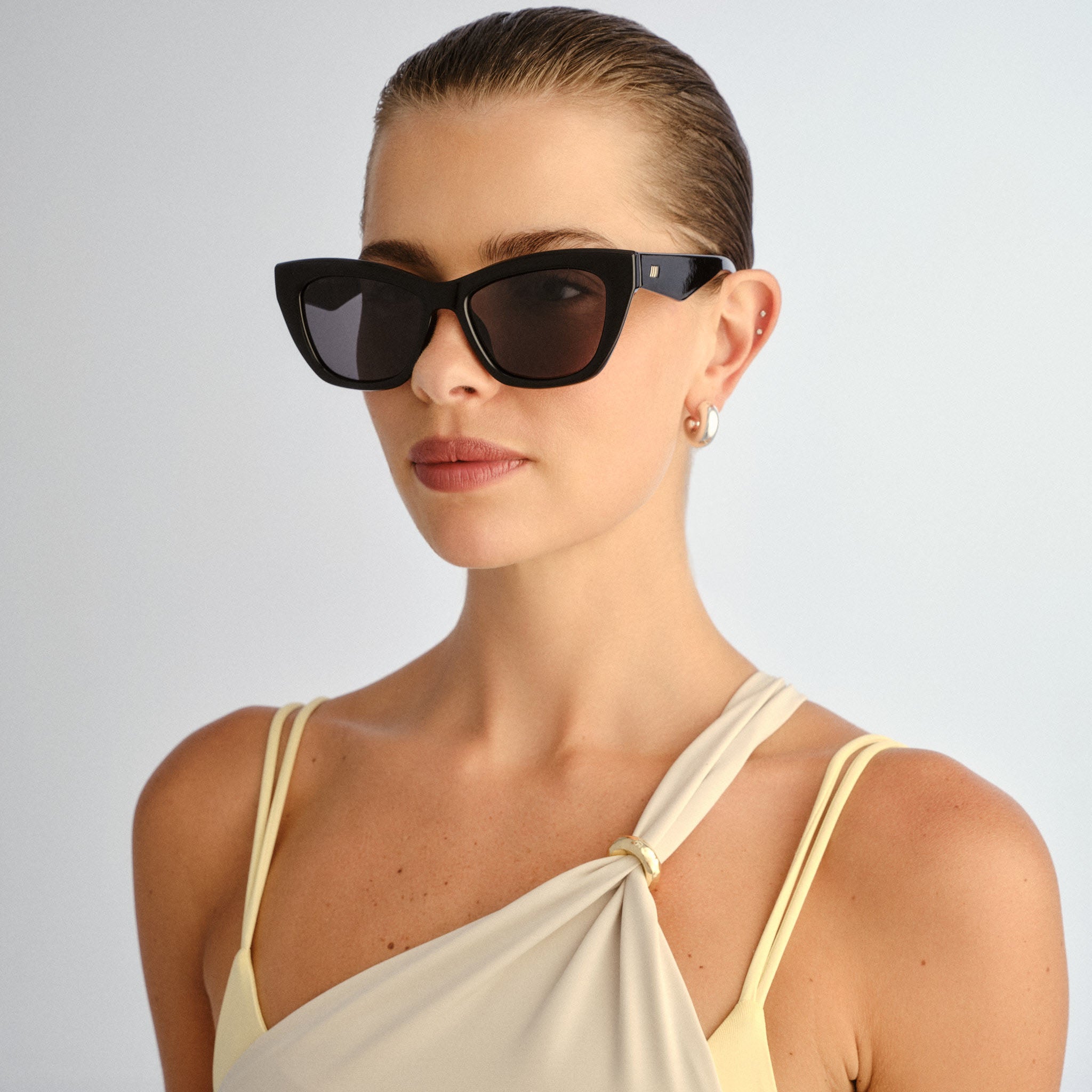 Le Specs LUMEN + BLACK in SMOKE MONO POLARIZED
