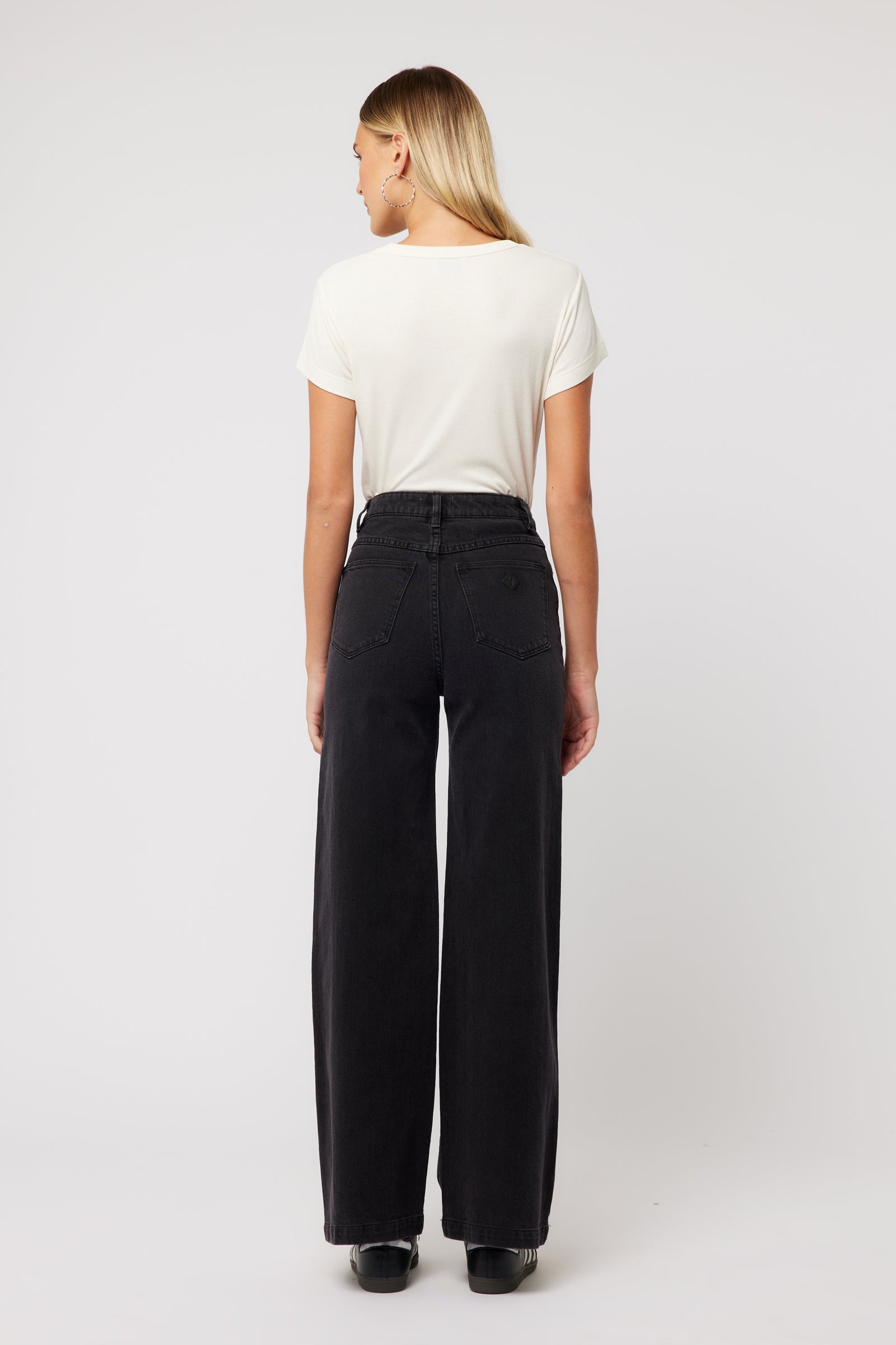 Abrand Jeans 94 Wide Sophie in WASHED BLACK