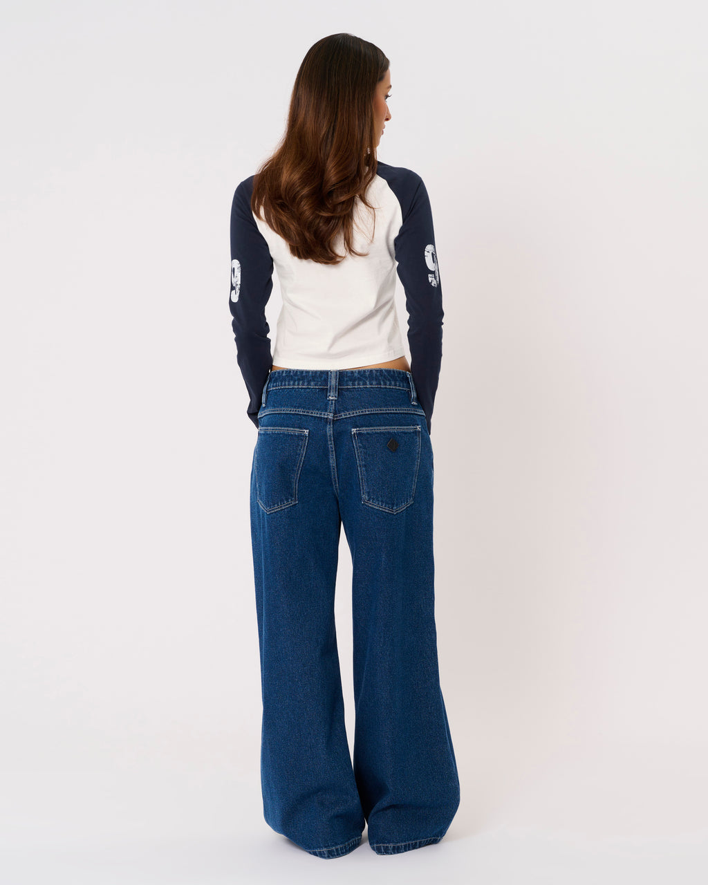 Abrand Jeans Love Buzz Raglan in WHITE/NAVY