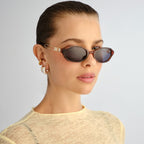 Le Specs LUNITA DARK TORT in SMOKE MONO