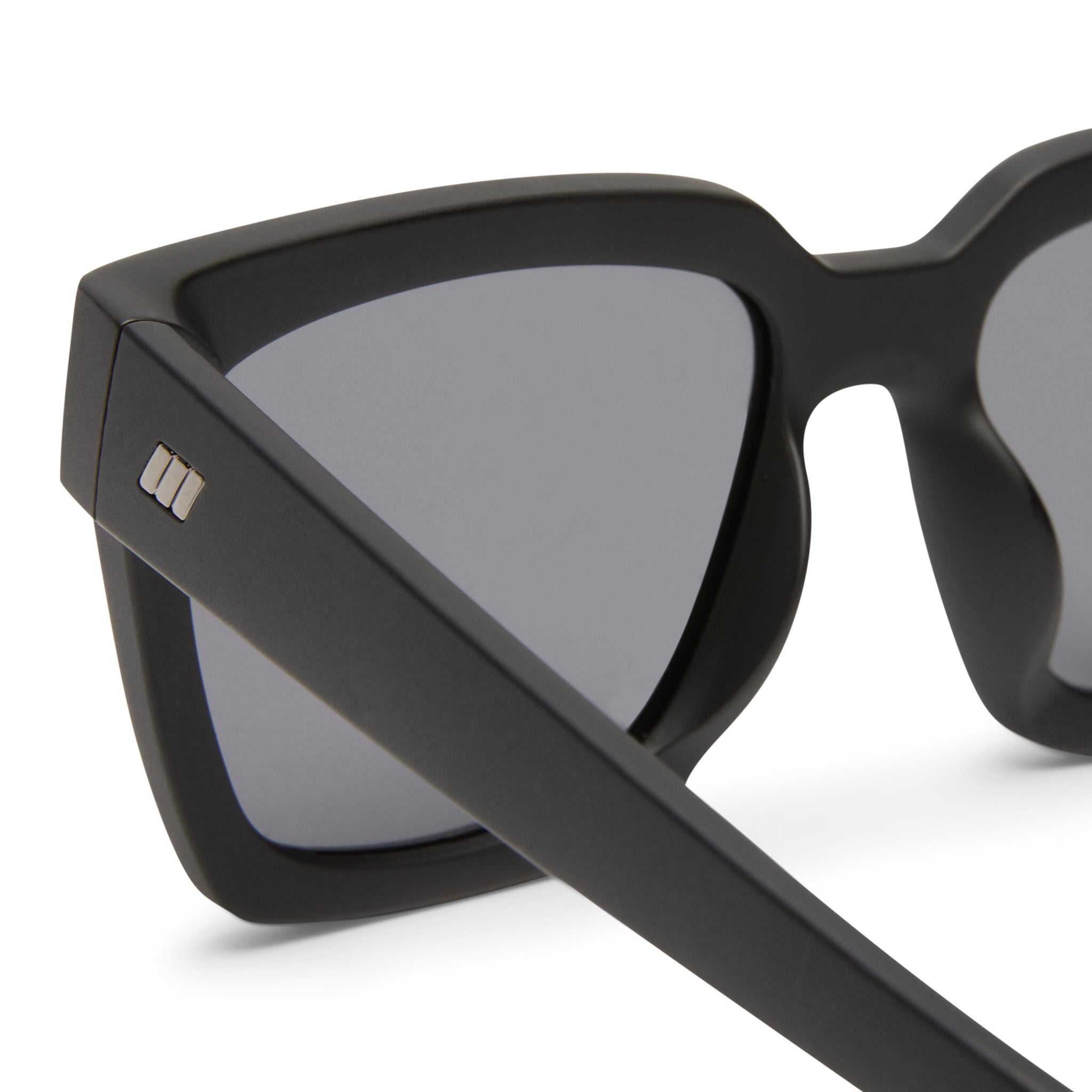 Le Specs WEEKEND RIOT MATTE BLACK in SMOKE MONO POLARIZED